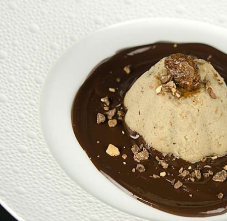 La recette de Mamina.fr : Gâteau de semoule au praliné noisette et sauce au chocolat