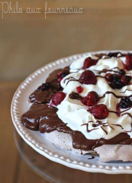 La recette de Ophelie launay : Pavlova au chocolat & aux fruits rouges