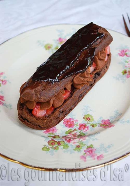 La recette de Les gourmandises d'isa : éclairs au cacao, tartare de fraises à la menthe et ganache montée au chocolat au lait praliné